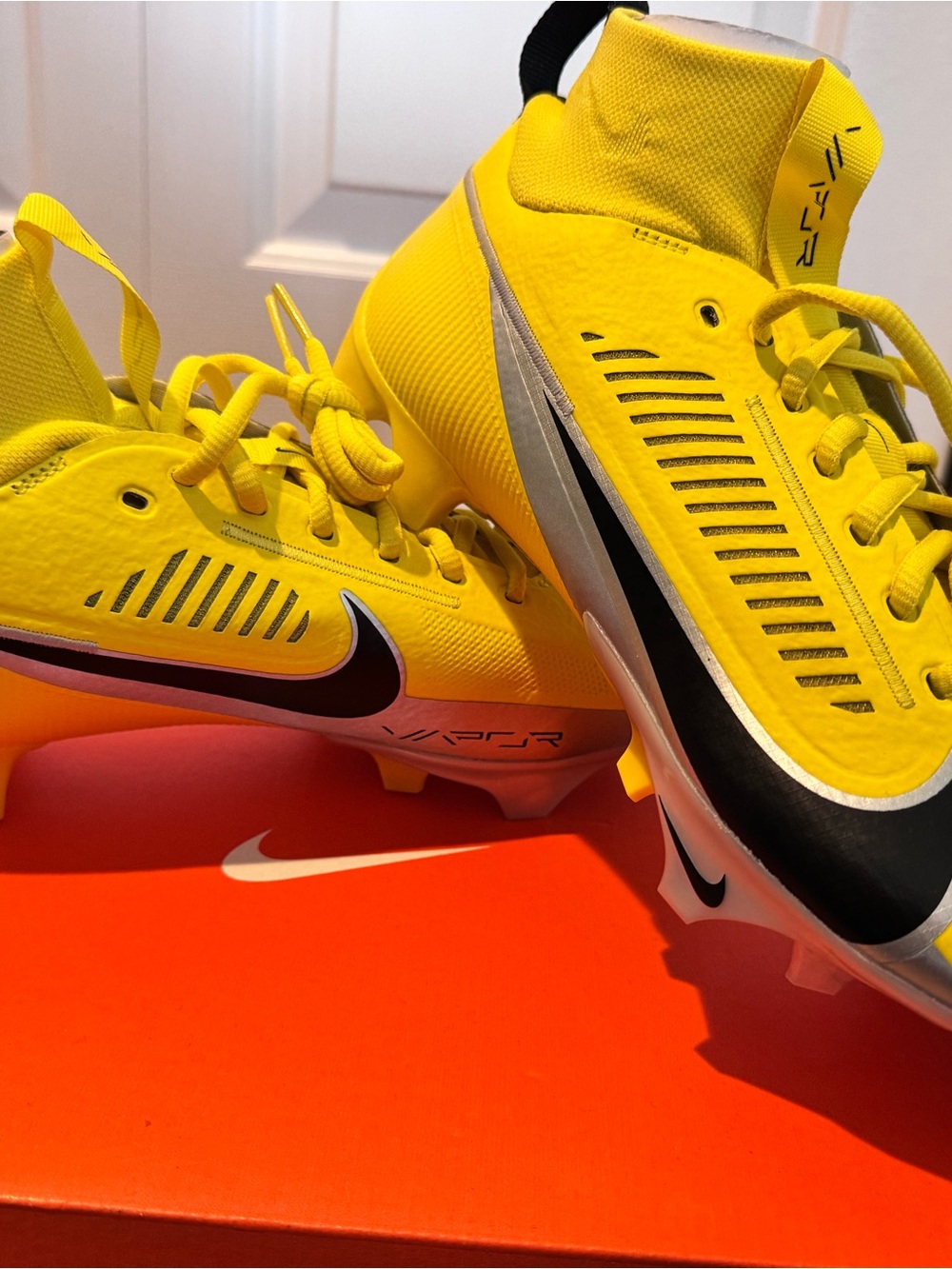 Nike Men’s Yellow and Black Vapor Football Cleats - Oregon Ducks